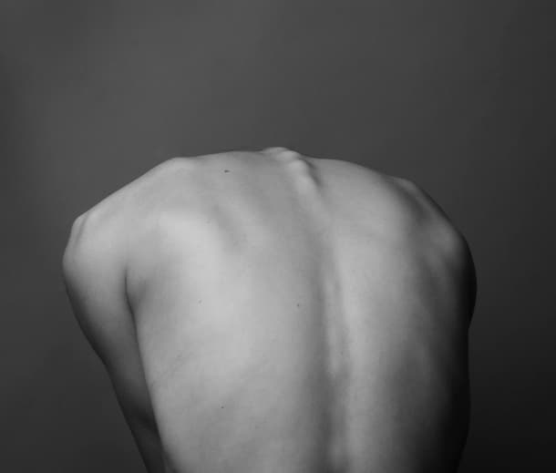 Schiena di una ragazza che soffre di DCA