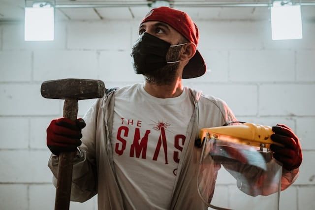 rabbia sfogata nella rage room