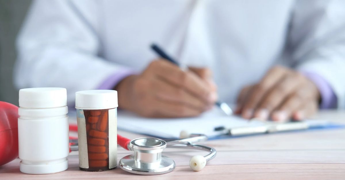 Medico che prescrive ricetta per farmaci