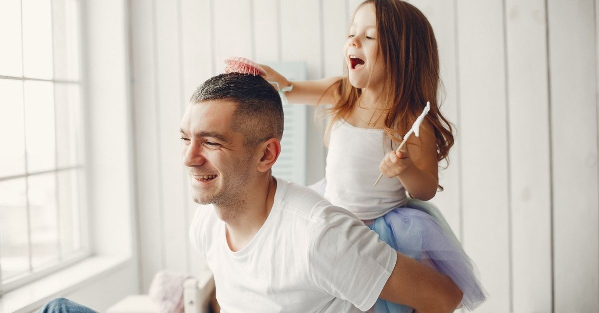 Bambina innamorata del padre.
