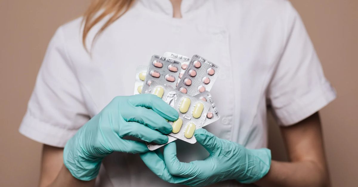 Dottoressa che tiene in mano blister di farmaci