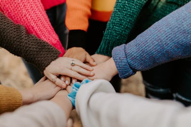 impegno comunitario contro discriminazione