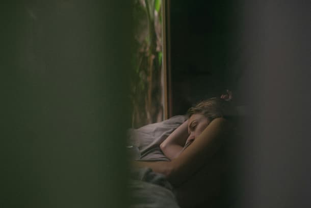 ragazza che fa difficoltà ad addormentarsi per cause dell'insonnia