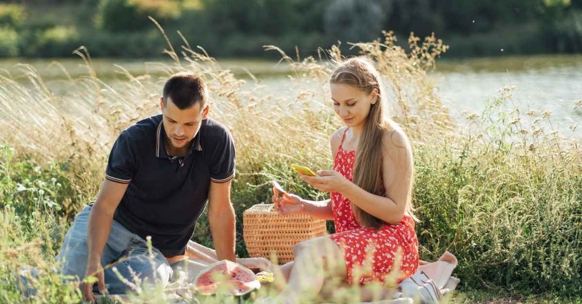 Ignorare il partner per guardare il cellulare