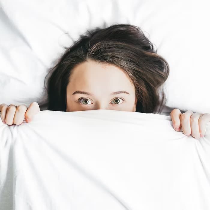 Donna con disturbi del sonno che non riesce a dormire