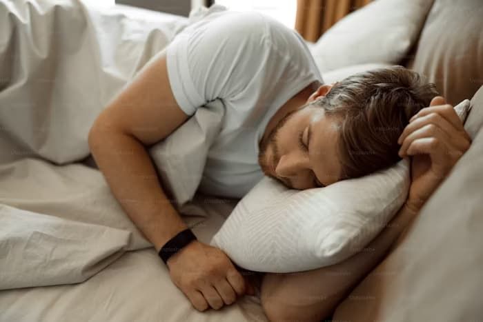 uomo affetto da letargia che dorme