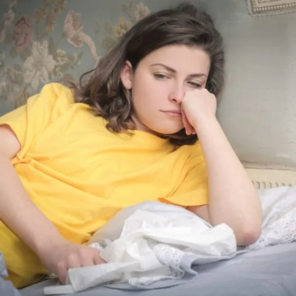 Abulia: ragazza annoiata appoggiata sulla mano