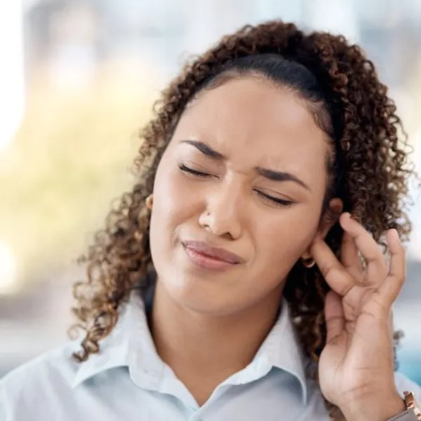 Acufene da stress - giovane donna che si preme l'orecchio