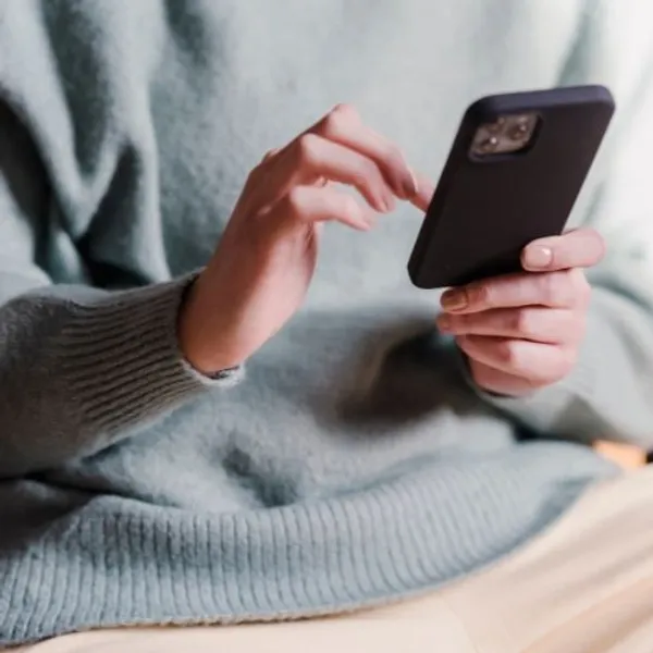 Controllare il telefono del partner