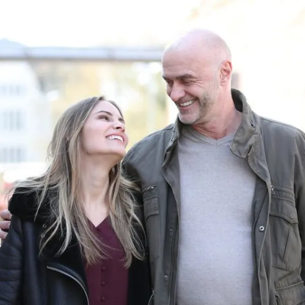 Differenza d'età in amore - coppia che si sorride
