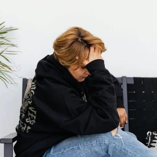Disturbo dell'adattamento - donna con capelli corti con testa appoggiata alla mano
