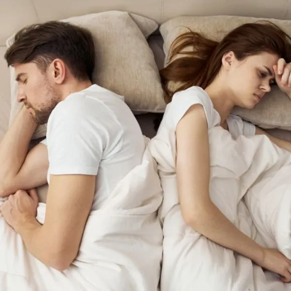 Mi ha mentito non mi fido più - coppia di spalle a letto