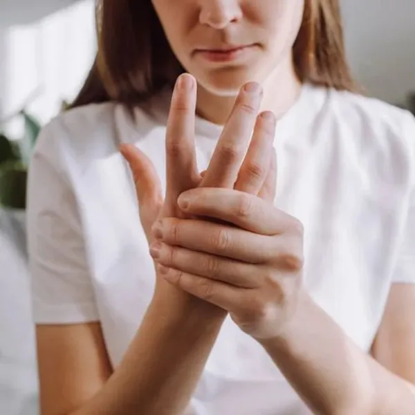 Neuropatia da stress - giovane donna che si preme la mano