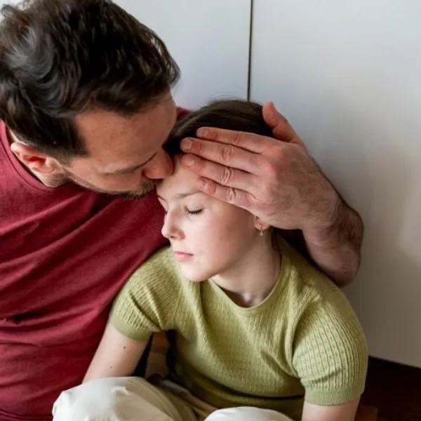 Padre che bacia il figlio grazie al percorso di sostegno alla genitorialità