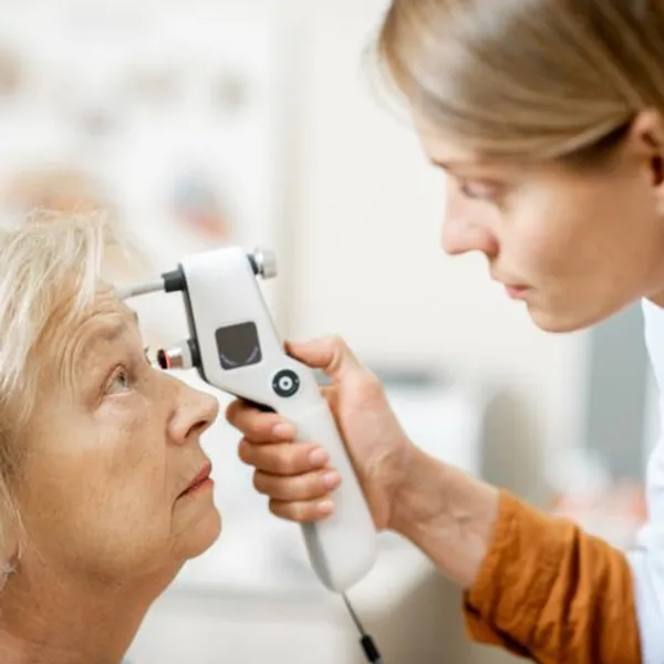 Oculista che misura la pressione oculare
