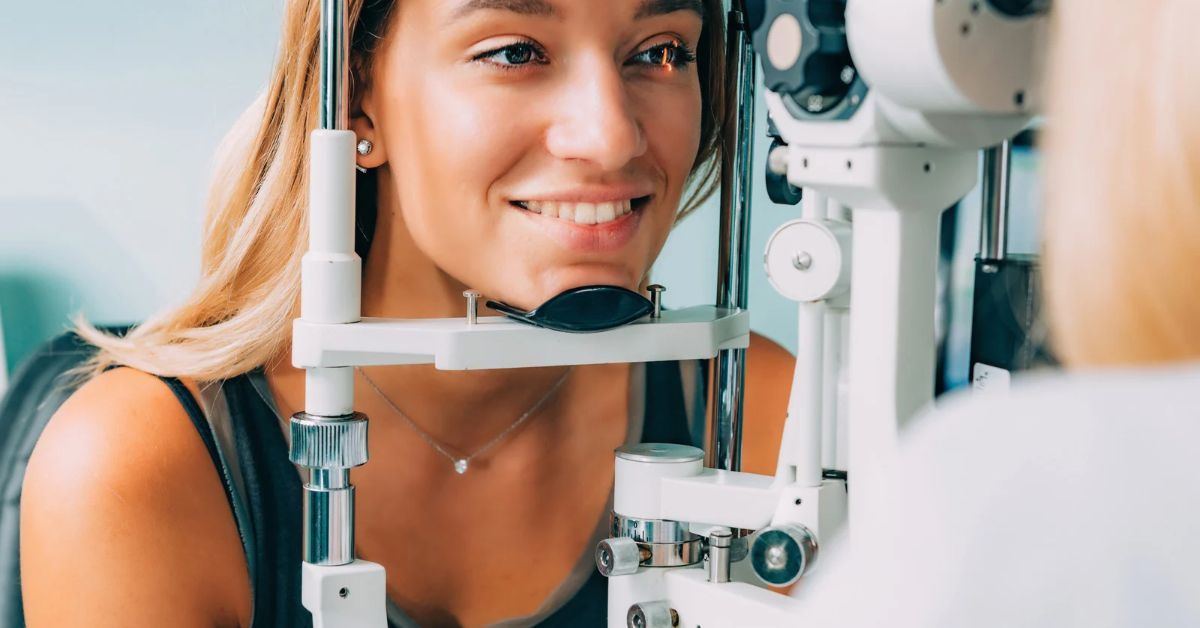 Giovane donna che fa una visita dall'oculista