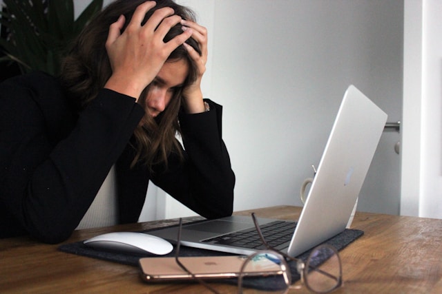 nervosismo lavorativo nella ragazza