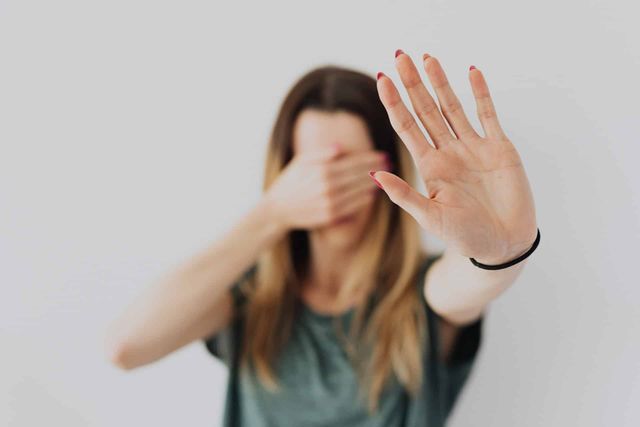 Donna che dice stop alla violenza di genere
