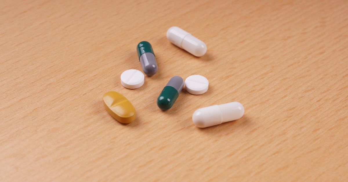 Capsule sparse su un piano di legno