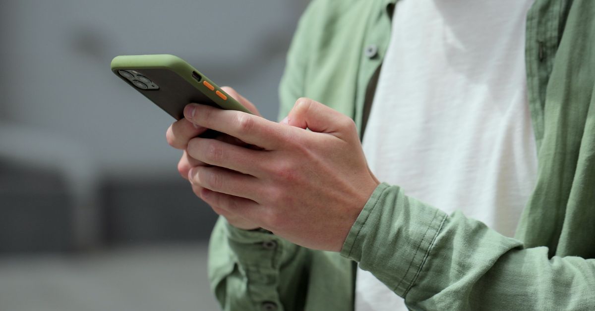 Persona con in mano il telefono