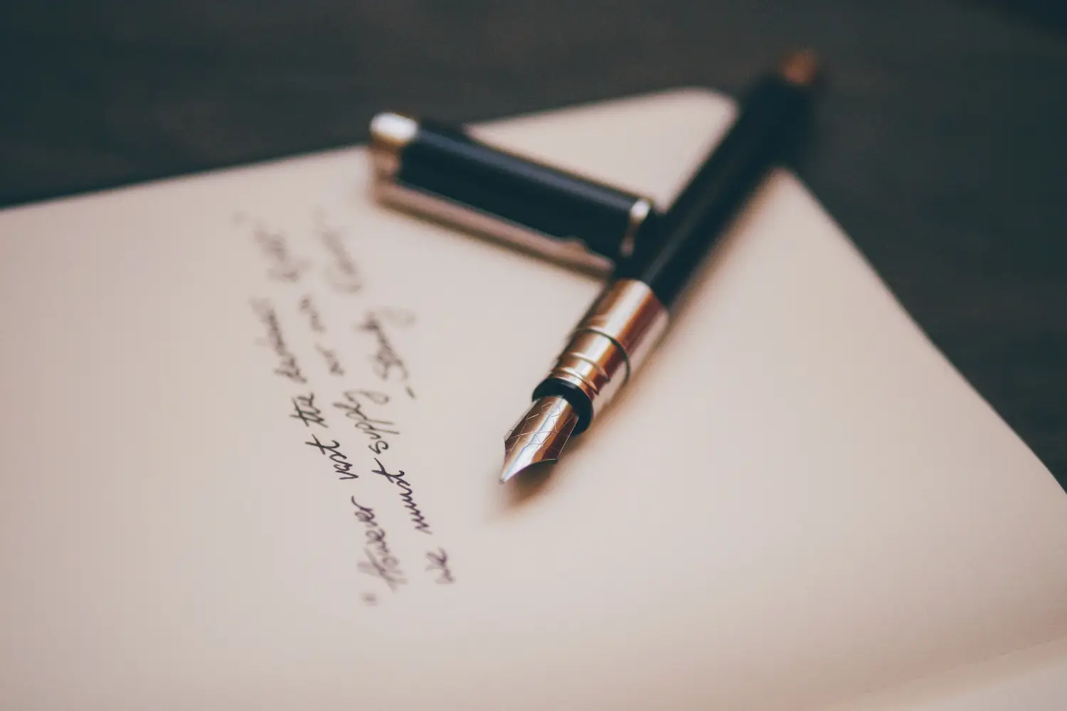 Pezzo di carta con poesia scritta a penna