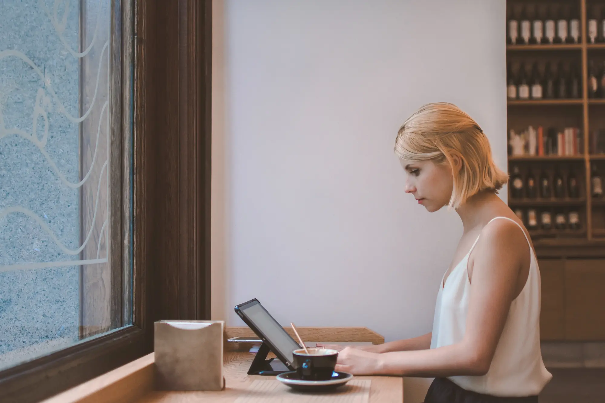 donna al laptop per una sessione di psicoterapia online