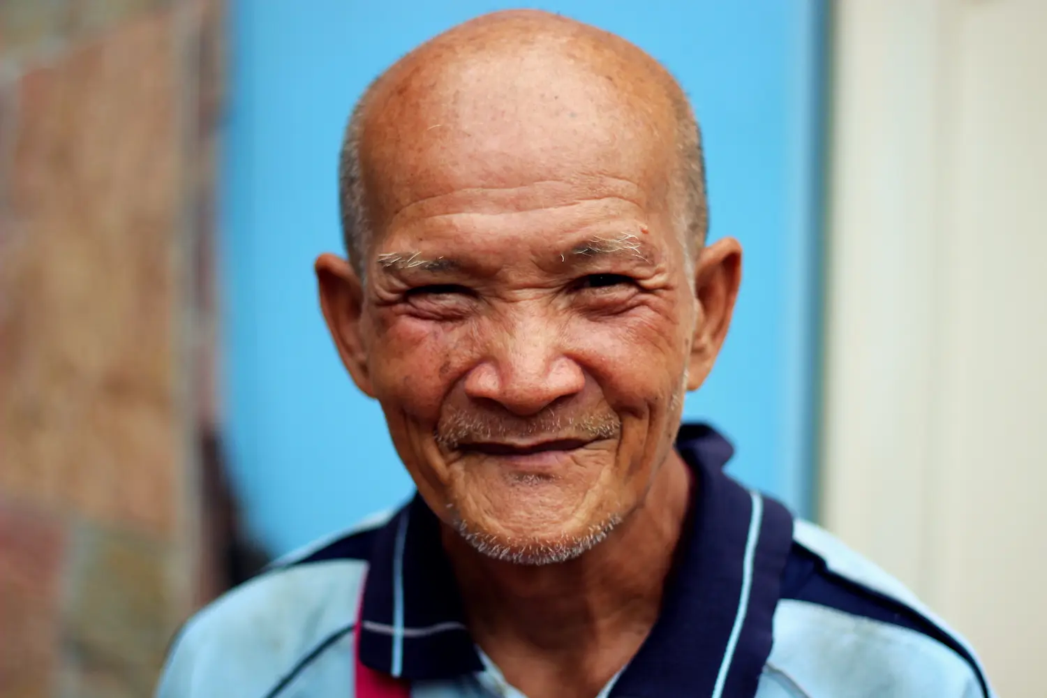 Uomo anziano che sorride
