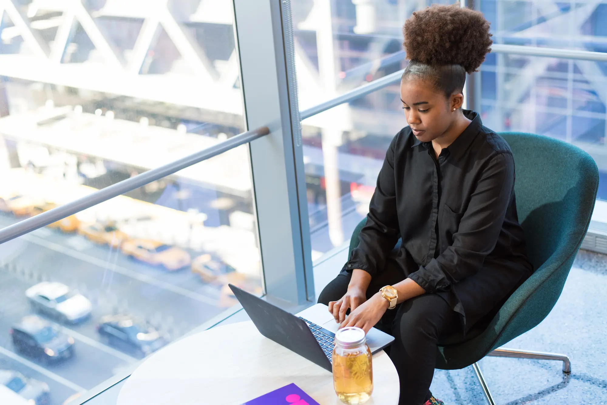 donna di colore che lavora al laptop