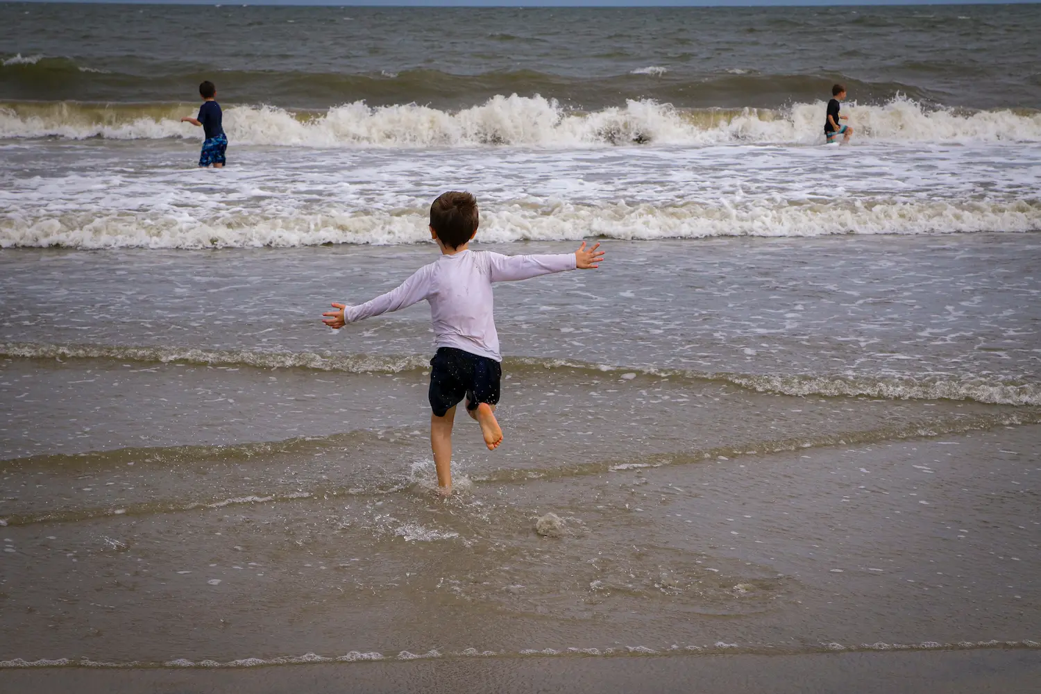 Bambino che corre in spiaggia