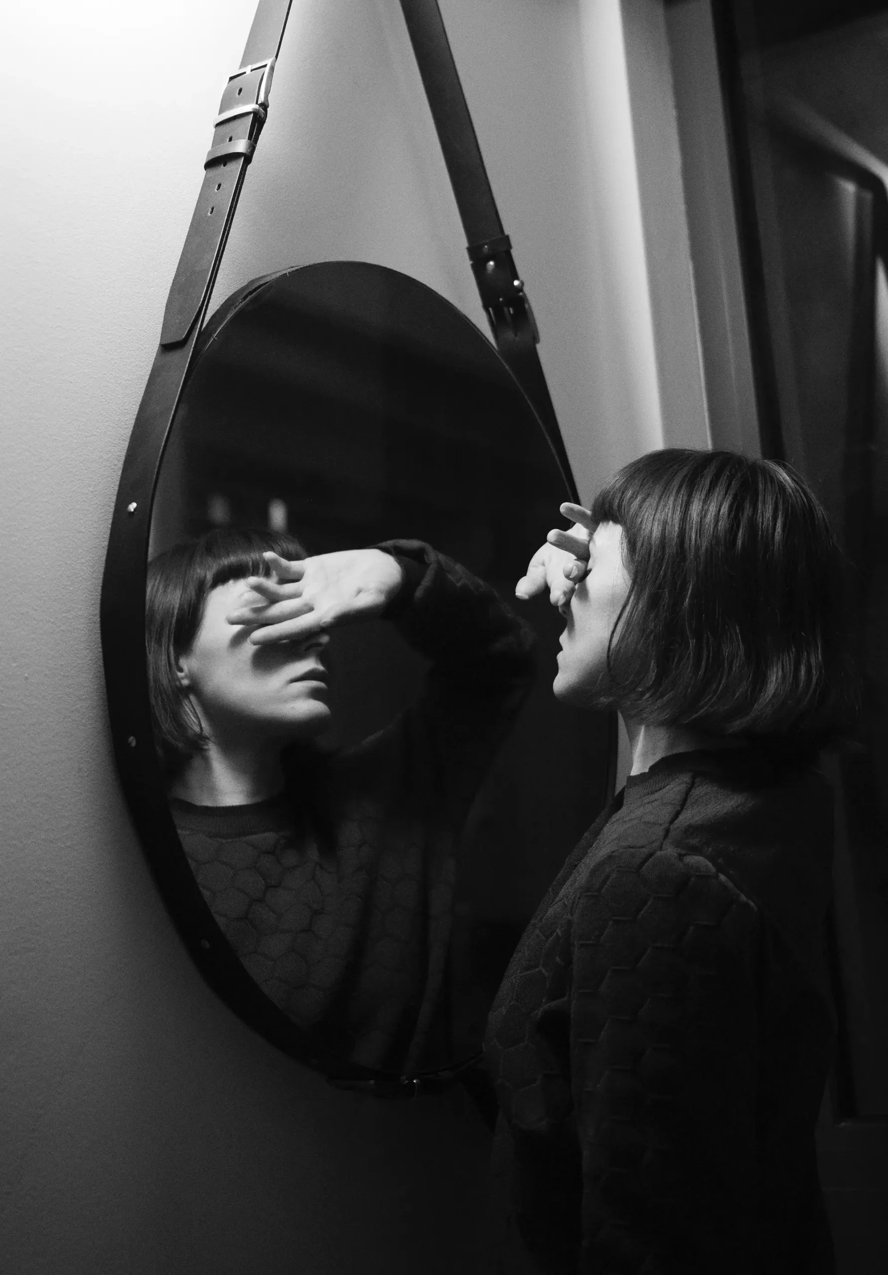 donna davanti allo specchio