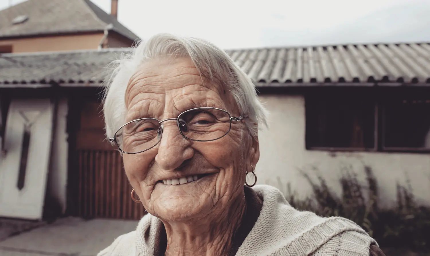 Donna anziana che sorride