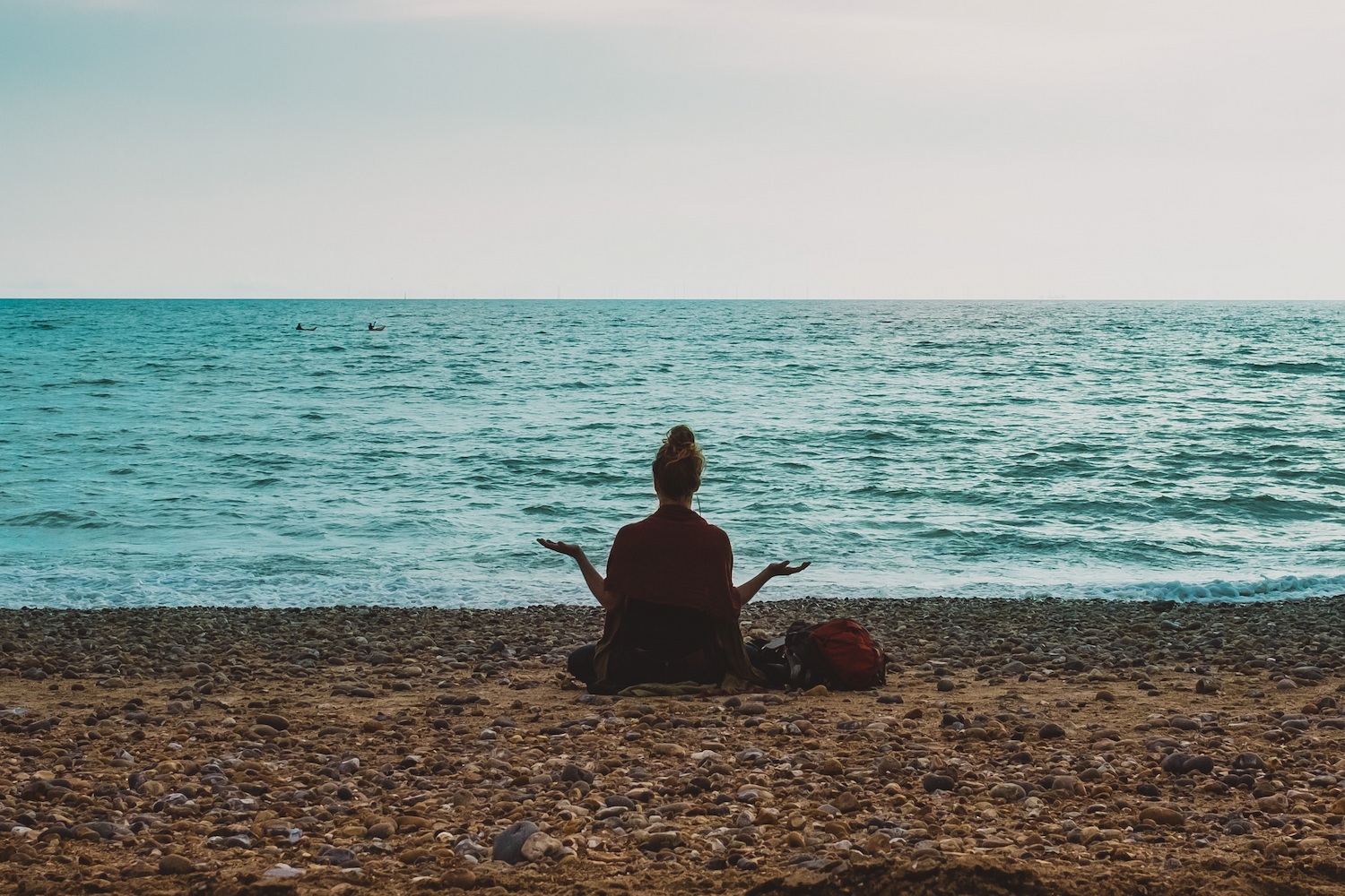 Donna che medita in spiaggia