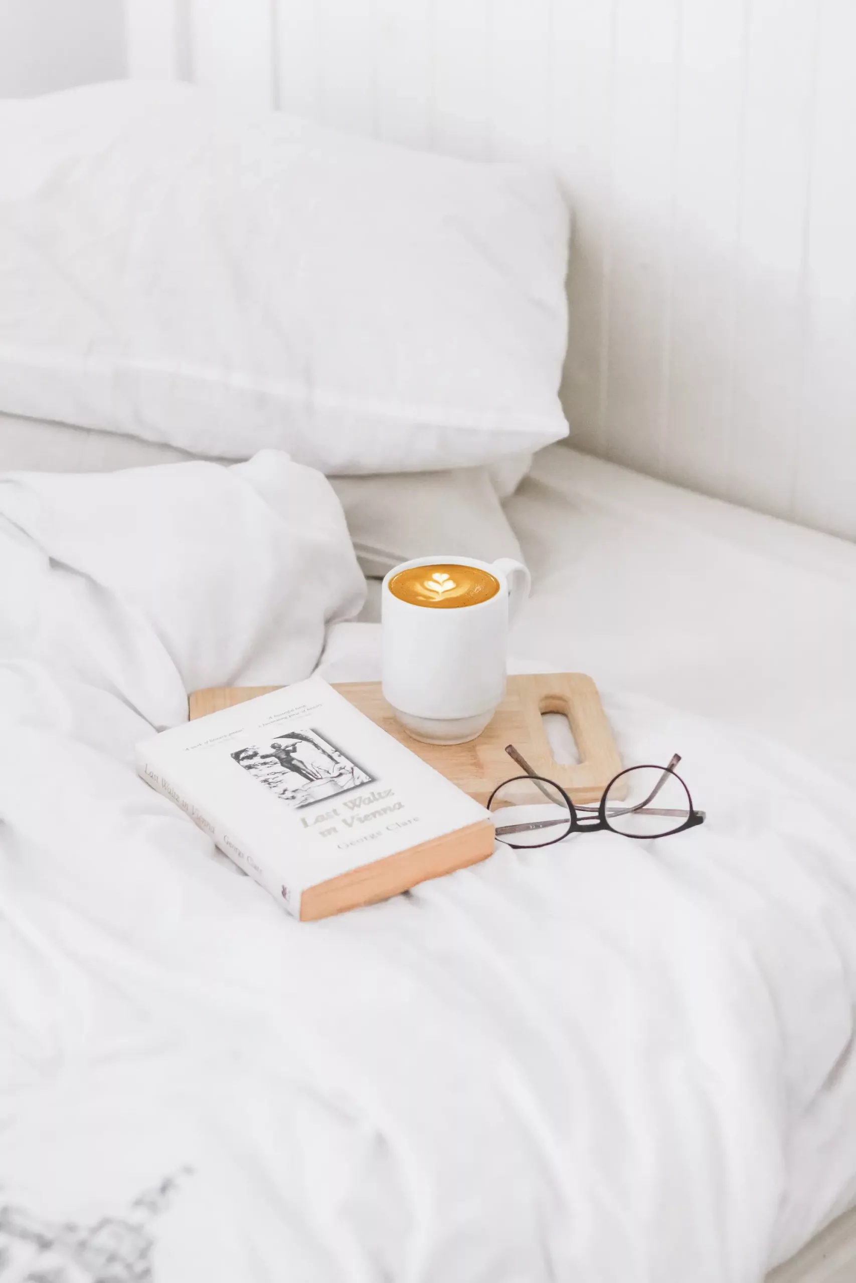 caffe e libro a letto