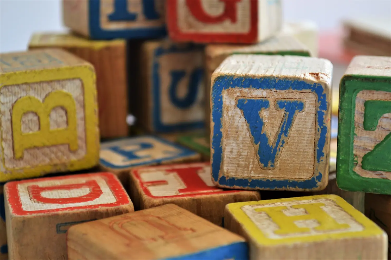 Cubi con lettere colorate
